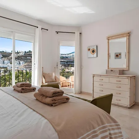 Holiday home La Quinta Hills - Modern Andalusian-style With Rooftop Terrace